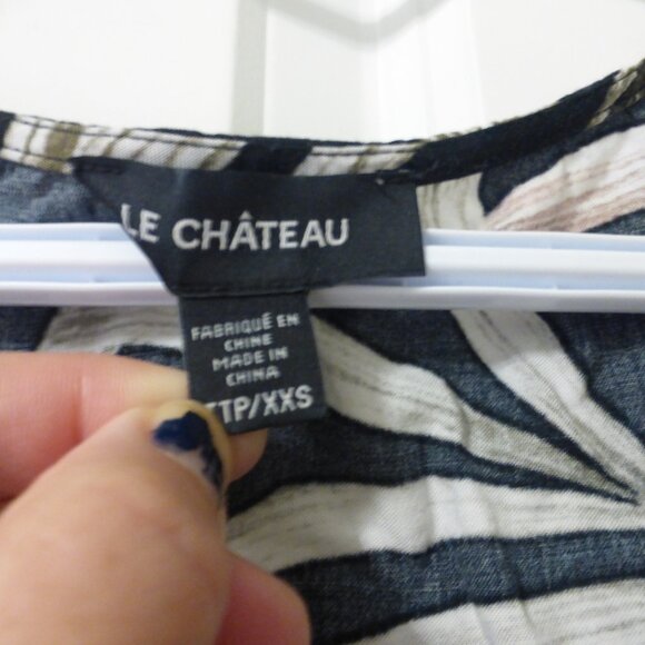 LE CHATEAU black tropical floral print cold shoulder crop top - Picture 3 of 7